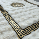 Covor Elegant din Blana Artificiala Alb-Auriu - Rafinament si Confort Premium pentru Casa Ta