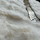 Covor Elegant din Blana Artificiala Alb-Auriu - Rafinament si Confort Premium pentru Casa Ta