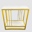 Masa Laterala Moderna cu 2 Rafturi – Blat Tip Marmura si Cadru Metalic Galben, Design Elegant si Versatil pentru Living, Dormitor sau Birou